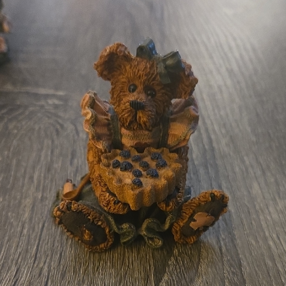 Boyds Bears Brown Bear Figurine with Blueberry Pie